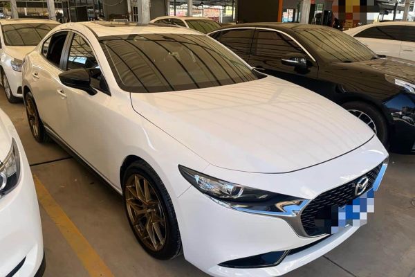 Honda Civic, 2021 г., синий, 50 000 км Mazda 马自达3 昂克赛拉, 2023 г., белый, 33 100 км