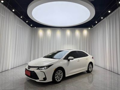 Toyota Corolla, 2022 г., чёрный, 23 000 км Toyota Corolla, 2023 г., белый, 29 000 км