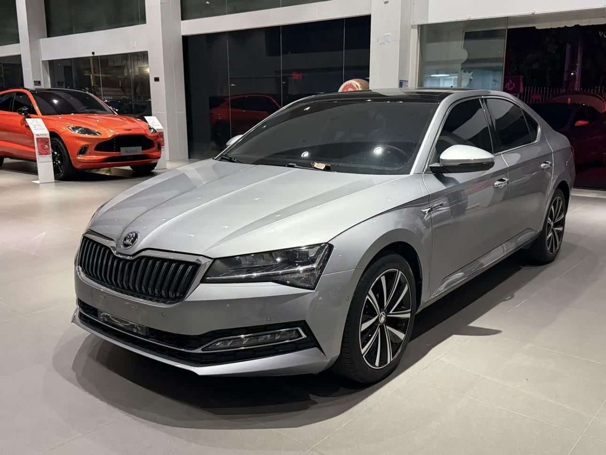 Skoda Superb, 2023 г., серебристый / серый, 33 200 км Skoda 速派, 2023 г., серебристый / серый, 33 200 км