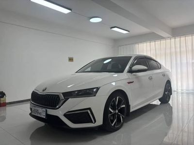 Skoda Octavia, 2021 г., чёрный, 60 000 км Skoda 明锐, 2022 г., белый, 38 000 км