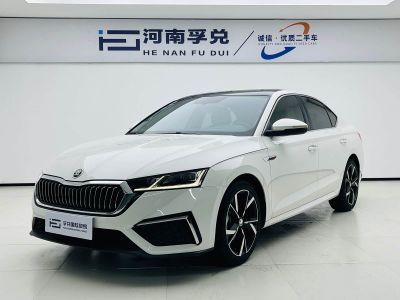 Skoda Octavia, 2022 г., красный / фиолетовый, 46 000 км Skoda 明锐, 2023 г., белый, 40 300 км