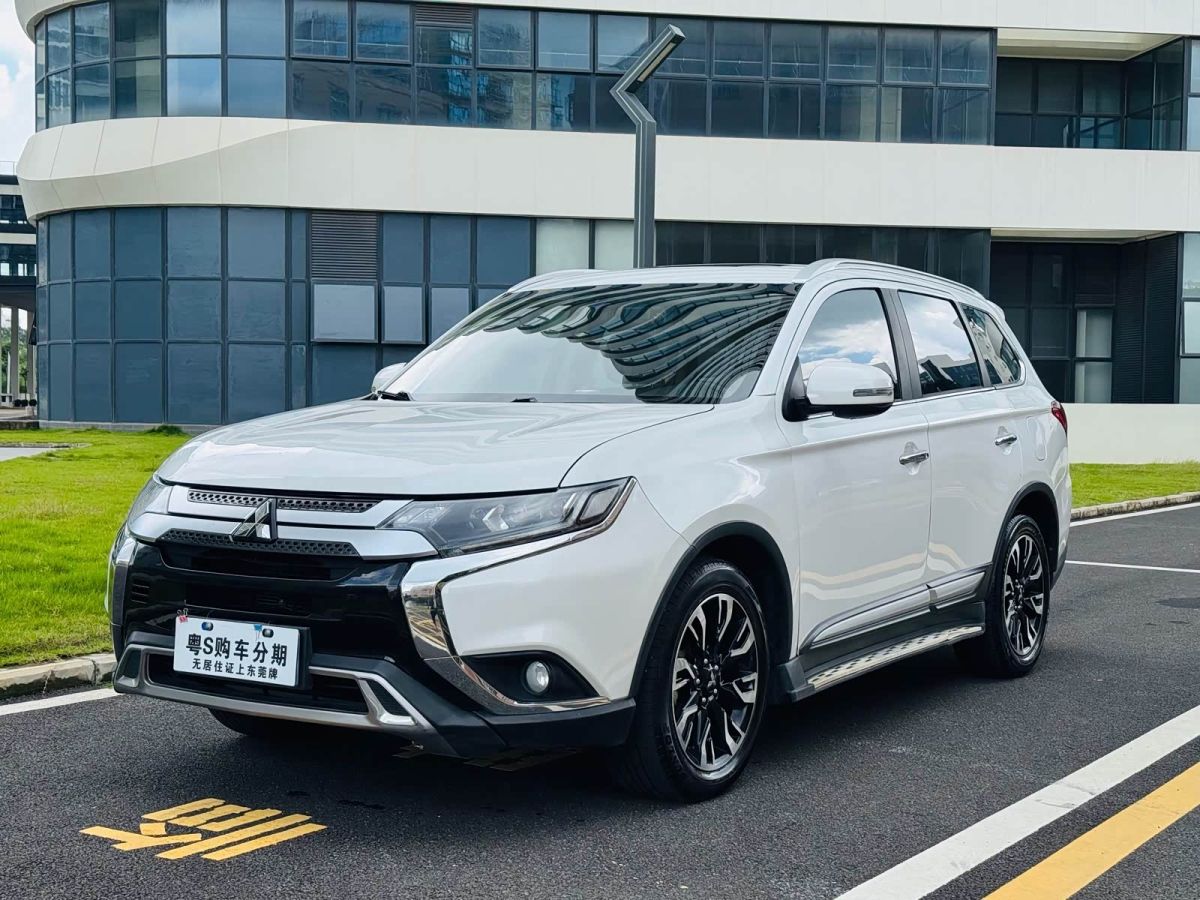 Mitsubishi 欧蓝德, 2021 г., белый, 60 000 км Mitsubishi 欧蓝德, 2021 г., белый, 60 000 км