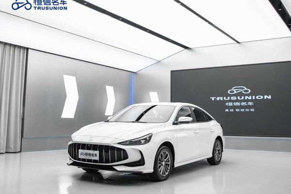 Jetta VS7, 2021 г., синий, 58 600 км MG 5, 2025 г., белый, 12 000 км