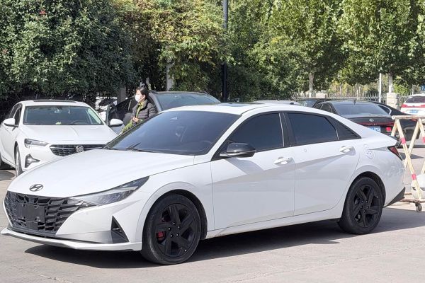 Subaru XV, 2022 г., синий, 55 000 км Hyundai Elantra, 2023 г., белый, 33 000 км