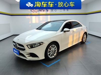 Mercedes-Benz A-Class, 2022 г., белый, 30 000 км Mercedes-Benz A级 2022 обновлённая версия A 200 L 运动轿车 комплектация «Стиль»