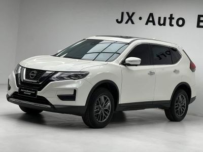 Nissan X-Trail, 2023 г., чёрный, 31 000 км Nissan X-Trail, 2025 г., белый, 2 000 км