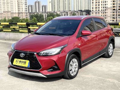Toyota Yaris L (Чжисюань), 2022 г., белый, 12 000 км Toyota Yaris L (Чжисюань), 2022 г., красный / фиолетовый, 16 000 км