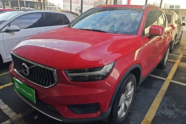 Jetta VS7, 2021 г., синий, 58 600 км Volvo 沃尔沃XC40, 2021 г., красный / фиолетовый, 47 100 км
