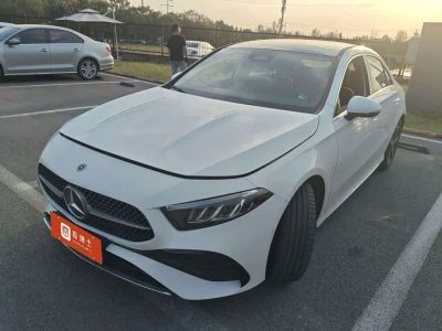 Mercedes-Benz A-Class, 2024 г., красный / фиолетовый, 28 000 км Mercedes-Benz A级 2025 A 200 L комплектация «Стиль»