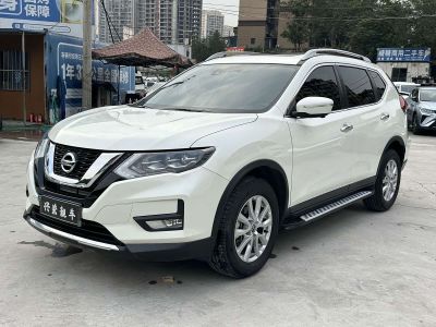 Nissan X-Trail, 2023 г., чёрный, 31 000 км Nissan X-Trail, 2025 г., белый, 16 000 км
