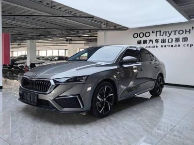 Skoda Octavia, 2022 г., красный / фиолетовый, 46 000 км Skoda 明锐, 2023 г., серебристый / серый, 31 000 км