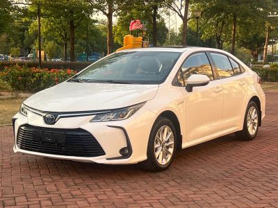 Skoda Superb, 2024 г., чёрный, 8 500 км Toyota Corolla, 2021 г., белый, 19 000 км
