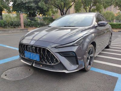 Audi Q2L, 2021 г., серебристый / серый, 58 600 км MG MG5天蝎座, 2022 г., серебристый / серый, 20 000 км