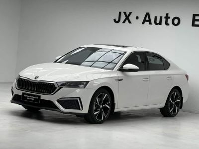 Skoda Octavia, 2021 г., чёрный, 60 000 км Skoda 明锐, 2022 г., белый, 30 000 км