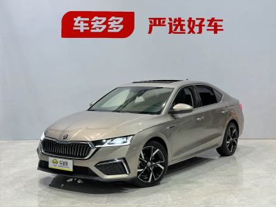 Skoda Octavia, 2022 г., красный / фиолетовый, 46 000 км Skoda 明锐, 2023 г., шампань / коричневый, 32 000 км