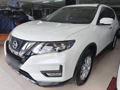 Nissan X-Trail, 2023 г., чёрный, 31 000 км Nissan X-Trail, 2025 г., белый, 20 800 км