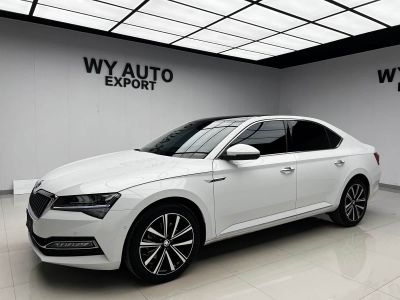 Skoda Superb, 2023 г., серебристый / серый, 35 100 км Skoda 速派, 2024 г., белый, 14 000 км