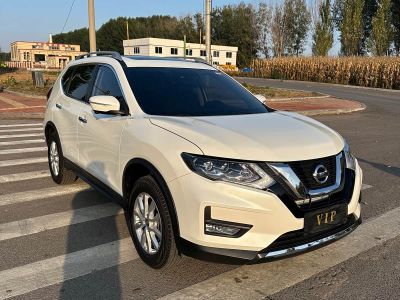 Nissan X-Trail, 2023 г., чёрный, 31 000 км Nissan X-Trail, 2024 г., белый, 20 000 км