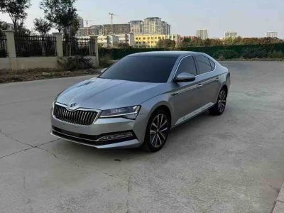 Skoda Superb, 2023 г., белый, 8 000 км Skoda 速派, 2023 г., серебристый / серый, 17 000 км