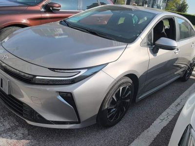 Toyota Corolla, 2024 г., белый, 80 000 км Toyota Corolla, 2026 г., серебристый / серый, 200 км