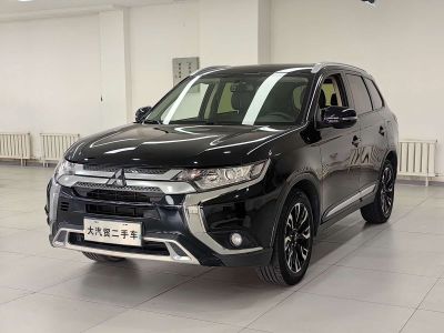 Mitsubishi Outlander, 2021 г., белый, 56 500 км Mitsubishi 欧蓝德, 2021 г., чёрный, 56 000 км