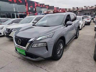 Nissan X-Trail, 2022 г., белый, 54 500 км Nissan X-Trail, 2022 г., серебристый / серый, 58 200 км