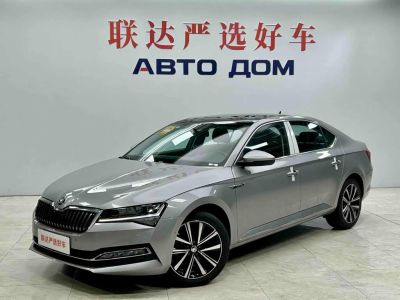 Skoda Superb, 2024 г., белый, 37 000 км Skoda 速派, 2024 г., серебристый / серый, 11 700 км