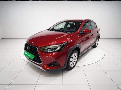 Toyota Vios, 2023 г., белый, 46 600 км Toyota Yaris L (Чжисюань), 2021 г., красный / фиолетовый, 17 200 км