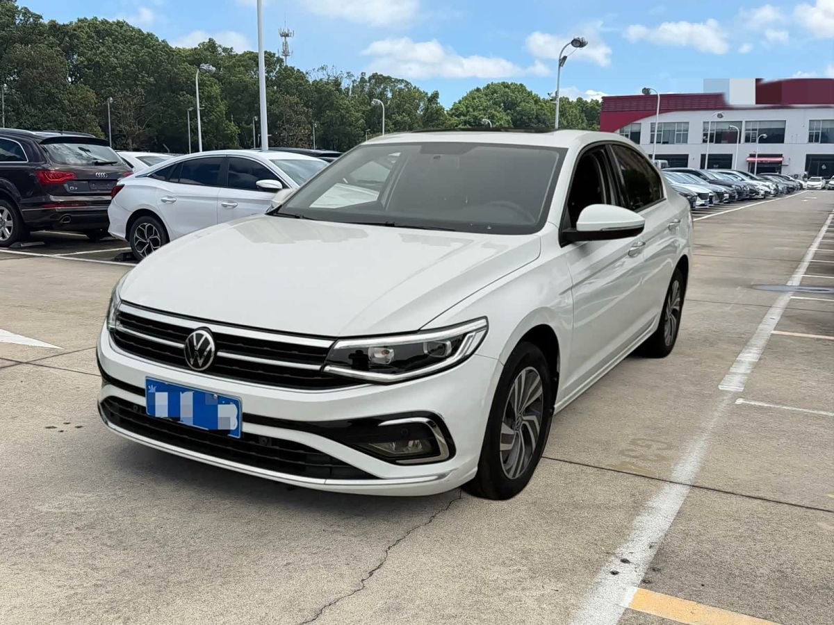 Volkswagen Bora, 2024 г., белый, 30 000 км Volkswagen Bora 2023 200TSI DSG Юэсин версия