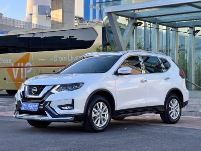 Nissan X-Trail, 2021 г., серебристый / серый, 39 000 км Nissan X-Trail, 2022 г., белый, 36 800 км