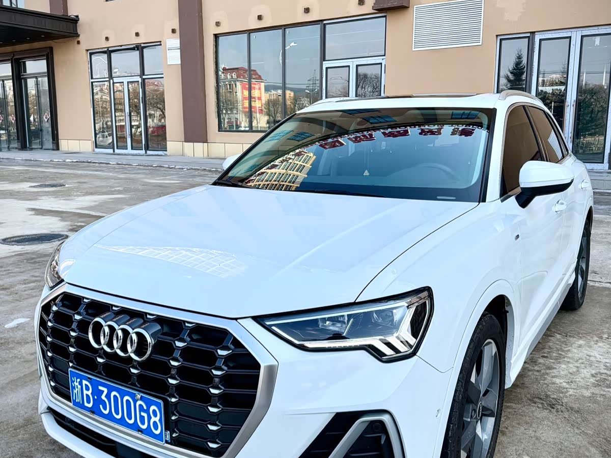 Audi Q3, 2022 г., белый, 46 000 км Audi 奥迪Q3, 2022 г., белый, 46 000 км