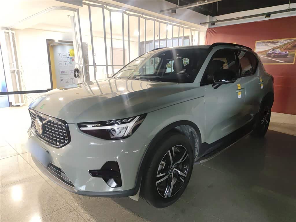 Volvo 沃尔沃XC40, 2023 г., зелёный, 60 000 км Volvo 沃尔沃XC40, 2023 г., зелёный, 60 000 км