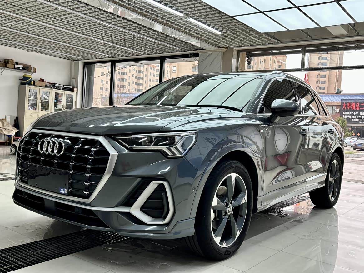 Audi Q3, 2022 г., серебристый / серый, 32 000 км Audi 奥迪Q3, 2022 г., серебристый / серый, 32 000 км