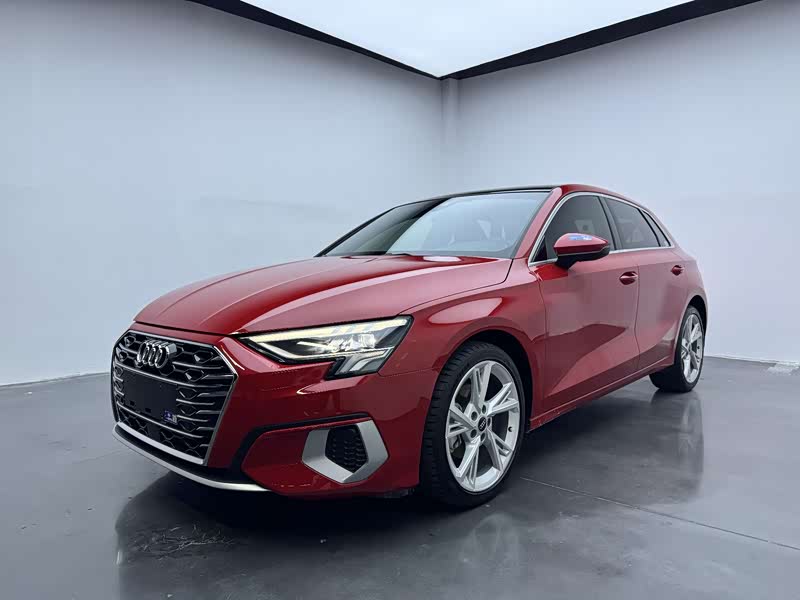 Audi A3, 2023 г., красный / фиолетовый, 50 000 км Audi A3, 2023 г., красный / фиолетовый, 50 000 км