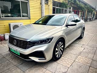 Volkswagen Passat PHEV, 2022 г., шампань / коричневый, 29 000 км Volkswagen Passat подключаемый гибрид 2022 430PHEV гибрид Люкс
