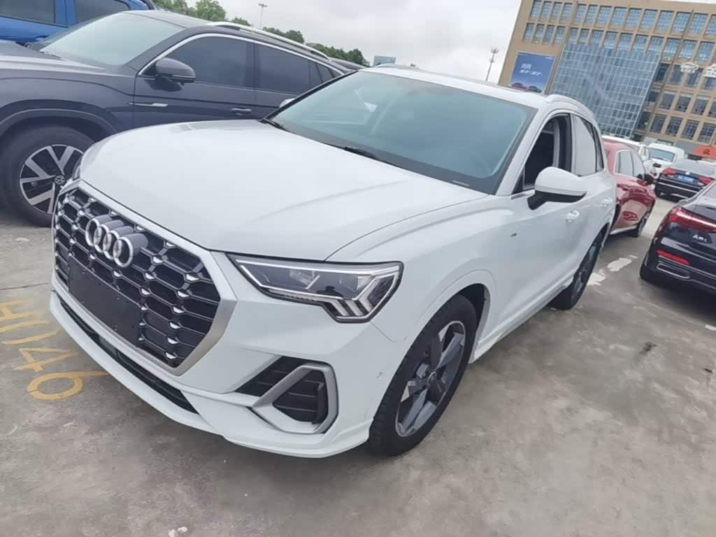 Audi Q3, 2022 г., белый, 19 000 км Audi 奥迪Q3, 2022 г., белый, 19 000 км
