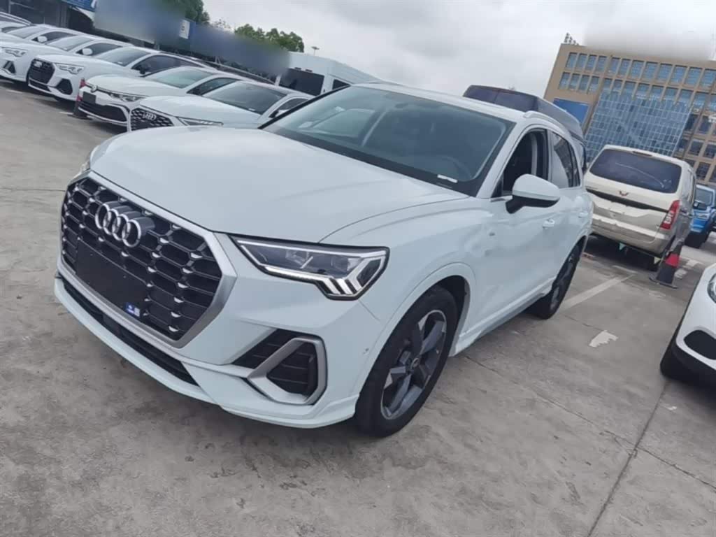 Audi Q3, 2022 г., белый, 24 000 км Audi 奥迪Q3, 2022 г., белый, 24 000 км