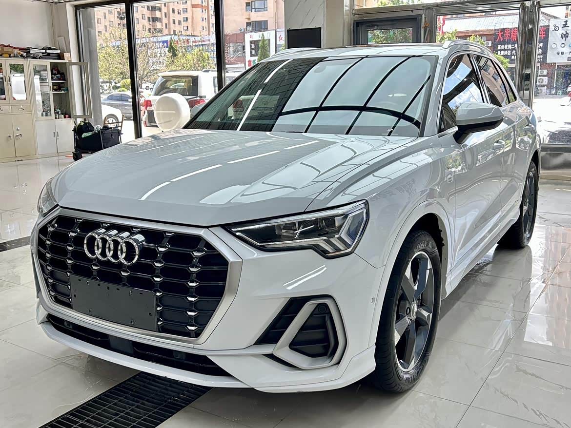 Audi Q3, 2023 г., белый, 24 000 км Audi 奥迪Q3, 2023 г., белый, 24 000 км