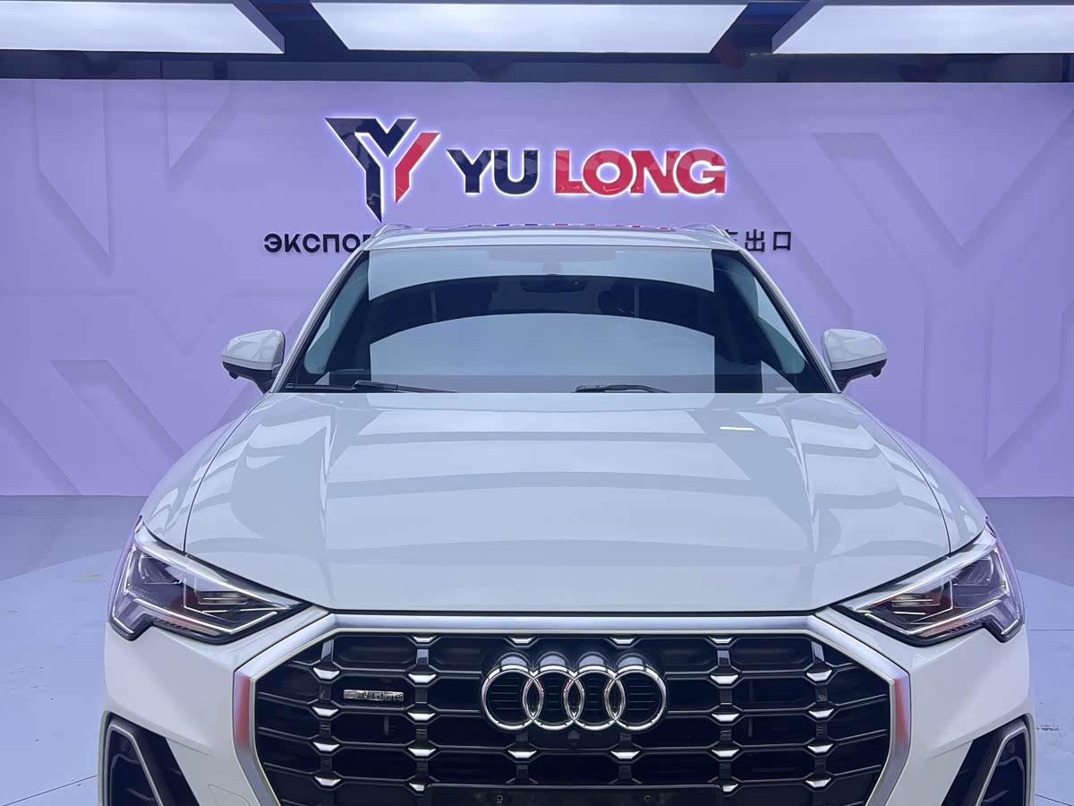 Audi Q3, 2022 г., белый, 23 000 км Audi 奥迪Q3, 2022 г., белый, 23 000 км