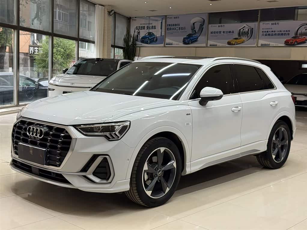 Audi Q3, 2023 г., белый, 19 000 км Audi 奥迪Q3, 2023 г., белый, 19 000 км