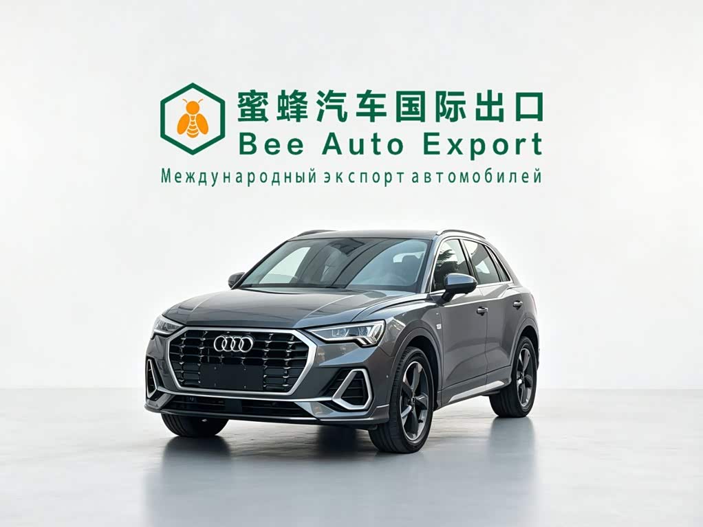 Audi Q3, 2023 г., серебристый / серый, 17 000 км Audi 奥迪Q3, 2023 г., серебристый / серый, 17 000 км