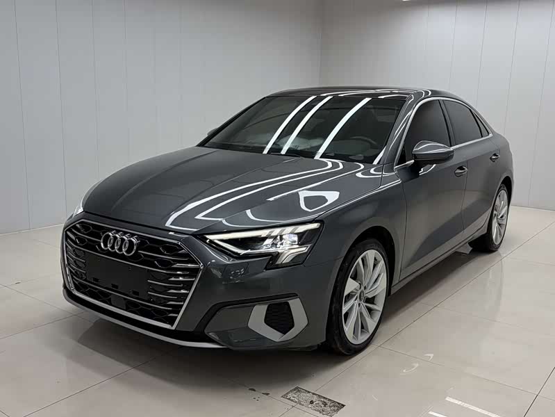 Audi A3, 2022 г., серебристый / серый, 45 000 км Audi A3, 2022 г., серебристый / серый, 45 000 км
