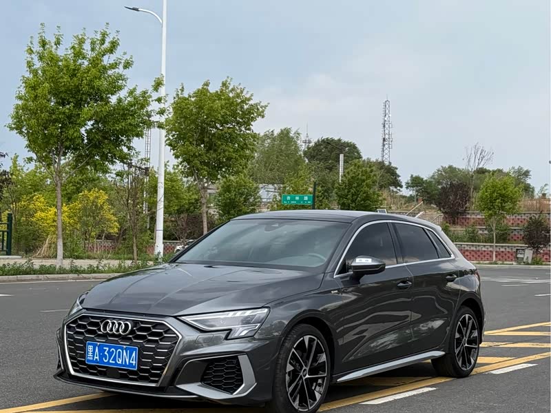 Audi A3, 2023 г., серебристый / серый, 49 000 км Audi A3, 2023 г., серебристый / серый, 49 000 км