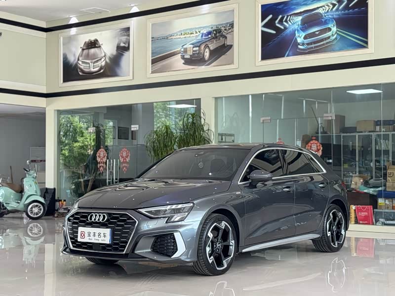 Audi A3, 2024 г., серебристый / серый, 21 000 км Audi A3, 2024 г., серебристый / серый, 21 000 км