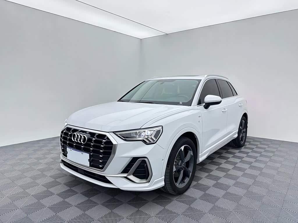 Audi Q3, 2022 г., белый, 21 000 км Audi 奥迪Q3, 2022 г., белый, 21 000 км