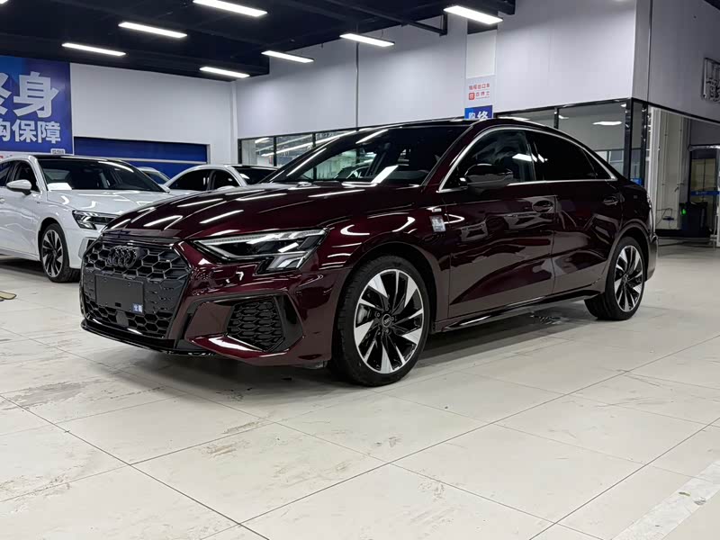 Audi A3, 2022 г., красный / фиолетовый, 24 000 км Audi A3, 2022 г., красный / фиолетовый, 24 000 км