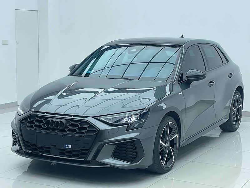 Audi A3, 2022 г., серебристый / серый, 17 000 км Audi A3, 2022 г., серебристый / серый, 17 000 км