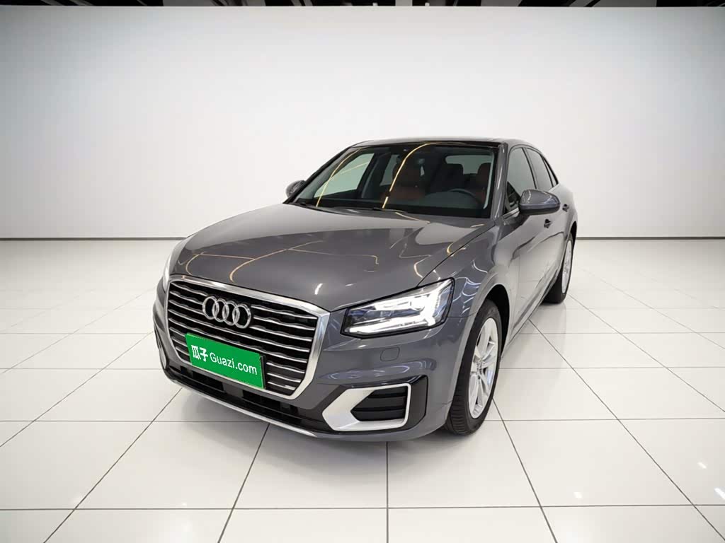 Audi Q2L, 2021 г., серебристый / серый, 36 000 км Audi 奥迪Q2L, 2021 г., серебристый / серый, 36 000 км