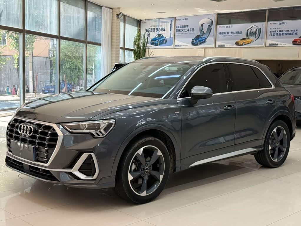 Audi Q3, 2023 г., серебристый / серый, 13 000 км Audi 奥迪Q3, 2023 г., серебристый / серый, 13 000 км