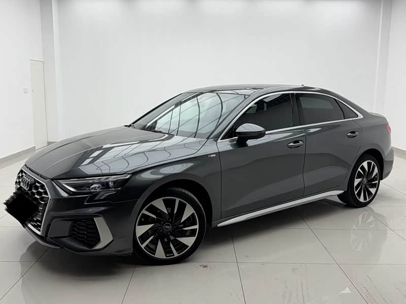 Audi A3, 2023 г., серебристый / серый, 35 000 км Audi A3, 2023 г., серебристый / серый, 35 000 км
